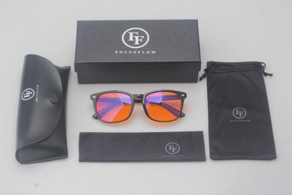 Blauwlichtbril complete set met oranje glazen van FocusFlow. Inclusief etui, opbergzakje en poetsdoekje. Bescherm je ogen tegen blauw licht voor betere slaap en minder vermoeidheid. Ideaal voor gamers, studenten en kantoormedewerkers.