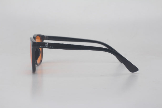 Zijkantaanzicht van de FocusFlow computerbril, ontworpen om blauw licht te filteren. Comfortabel en lichtgewicht montuur met discreet FocusFlow logo op de poot, perfect voor langdurig schermgebruik.