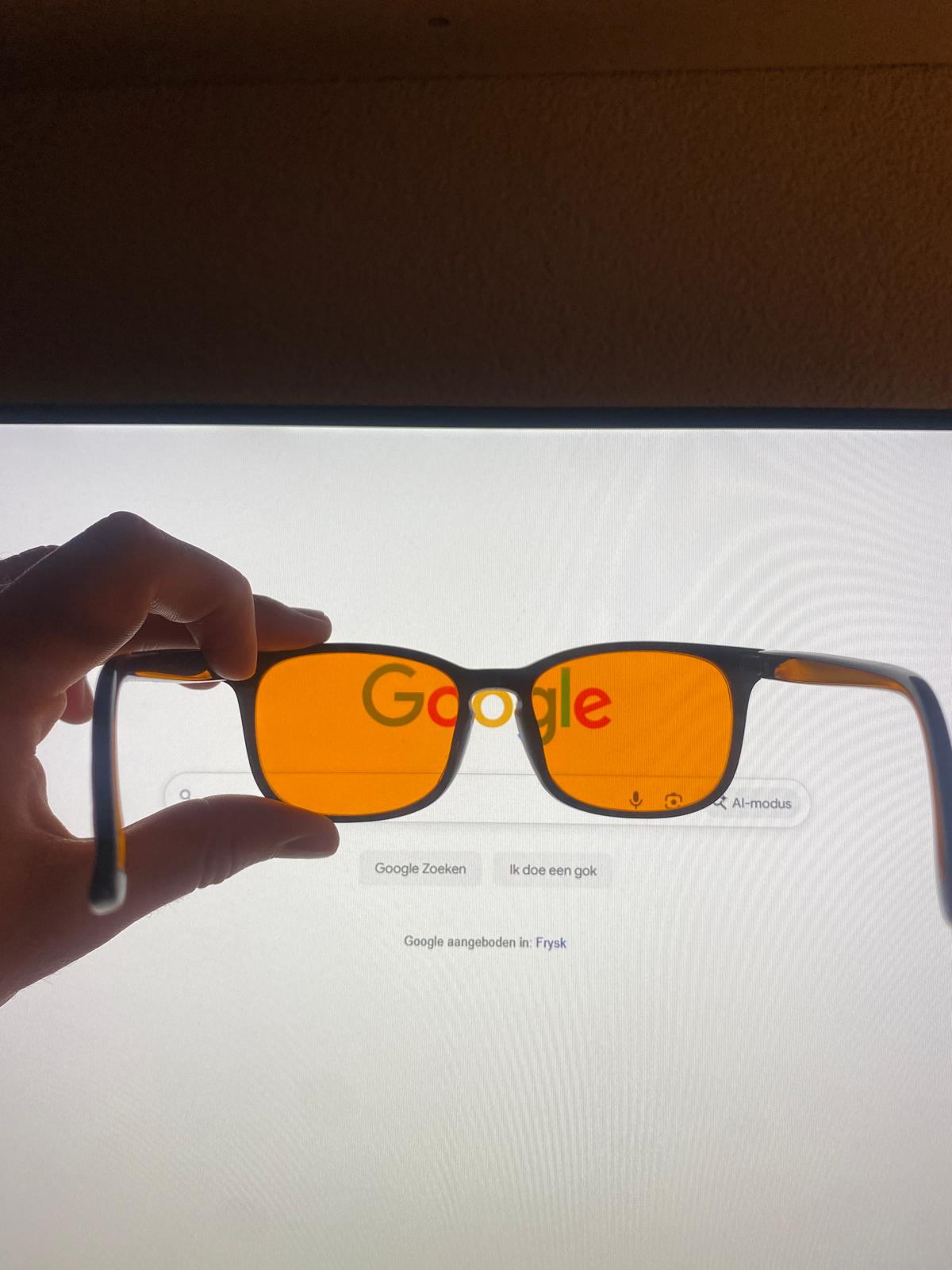 Oranje bril voor 's avonds. Blokkeert blauwlicht van schermen en helpt melatonine aanmaak voor verbetering slaapkwaliteit.